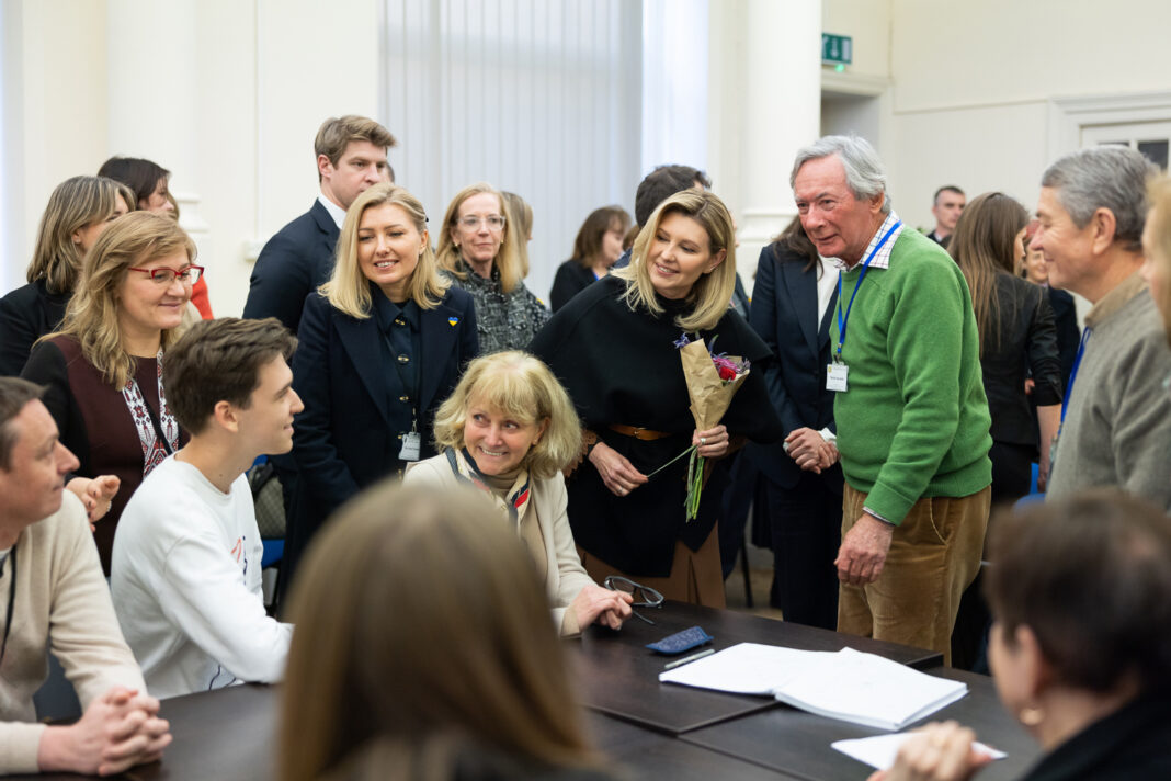 During their trip to the UK, the first lady of Ukraine, Olena Zelenska met PM Rishi Sunak and Prince Charles III. As she walked into a committee meeting, there was a standing ovation