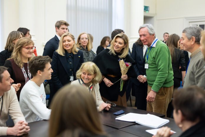During their trip to the UK, the first lady of Ukraine, Olena Zelenska met PM Rishi Sunak and Prince Charles III. As she walked into a committee meeting, there was a standing ovation During their trip to the UK, the first lady of Ukraine, Olena Zelenska met PM Rishi Sunak and Prince Charles III. As she walked into a committee meeting, there was a standing ovation