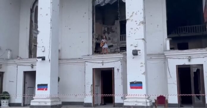 A video of a Moscow singer performing on the roof of a destroyed Drama theatre in Mariupol was posted on Twitter by Anton Gerashchenko, a patriotic Ukrainian and assistant to the interior minister. Between February 24 and May 22, when Russia attacked Mariupol, around 600 people perished in this structure A video of a Moscow singer performing on the roof of a destroyed Drama theatre in Mariupol was posted on Twitter by Anton Gerashchenko, a patriotic Ukrainian and assistant to the interior minister. Between February 24 and May 22, when Russia attacked Mariupol, around 600 people perished in this structure