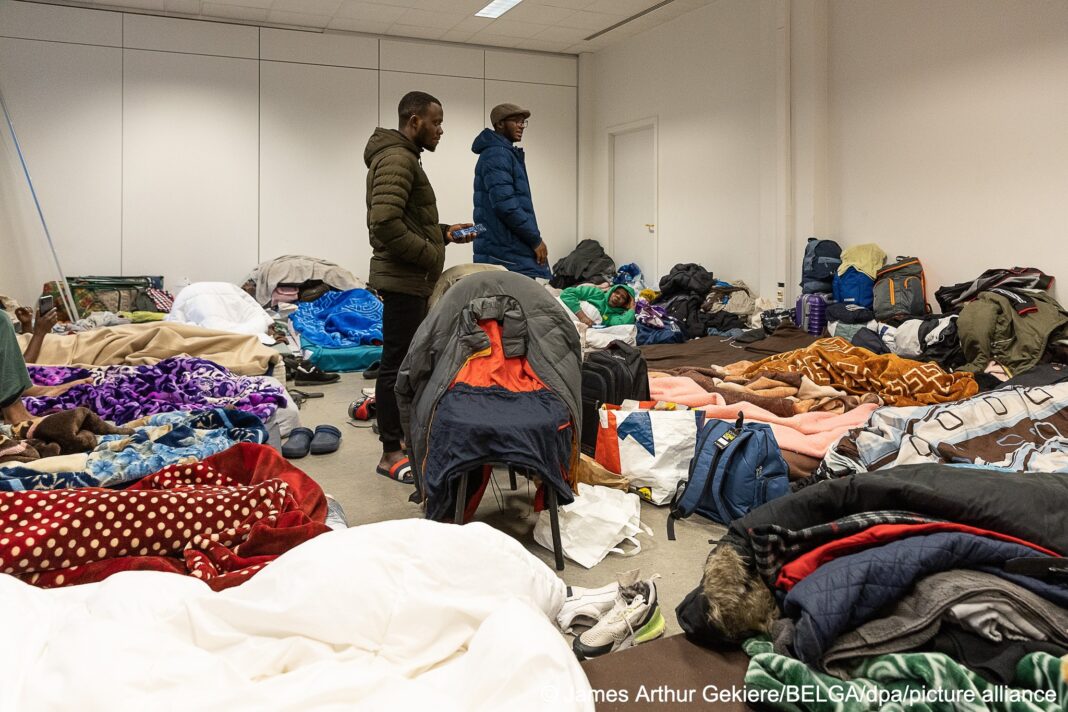 Hundreds of homeless people, many of them migrants and refugees, have been living in squalid conditions in an occupied building in Brussels for several months. In the Belgian capital, thousands of potential asylum seekers have been left to fend for themselves due to chronic overcrowding at the official reception facilities