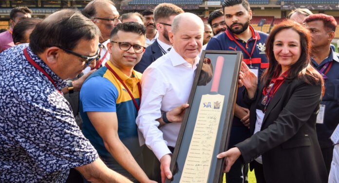 According to a tweet from Philipp Ackermann, the German ambassador to India, German Chancellor Olaf Scholz spoke with the "amazing talents" of SAP India. Scholz met young Indians travelling to Germany in Bengaluru and saw "India's new face