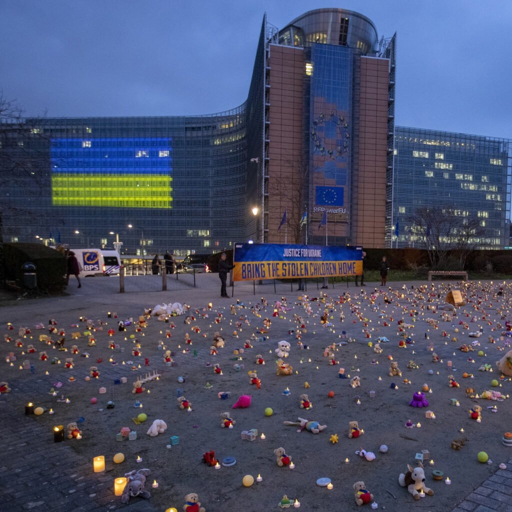 On Thursday, thousands of teddy bears and toys were placed in front of the European Commission building in Brussels