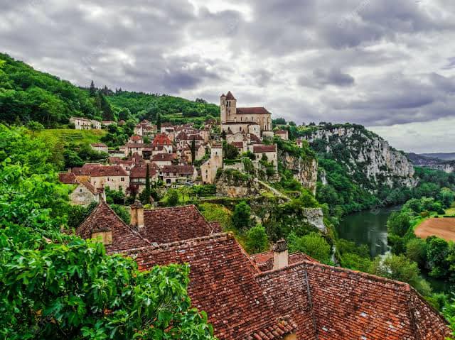 They say it's the most beautiful town in France, but one of the most beautiful, Saint-Cirq-Lapopie, is reflected in the waters of the Lot. An atelier over the river and a heritage to die for: Renaissance houses, medieval posts, alleys edged with Navarro, Umbrian squares and craft shops
