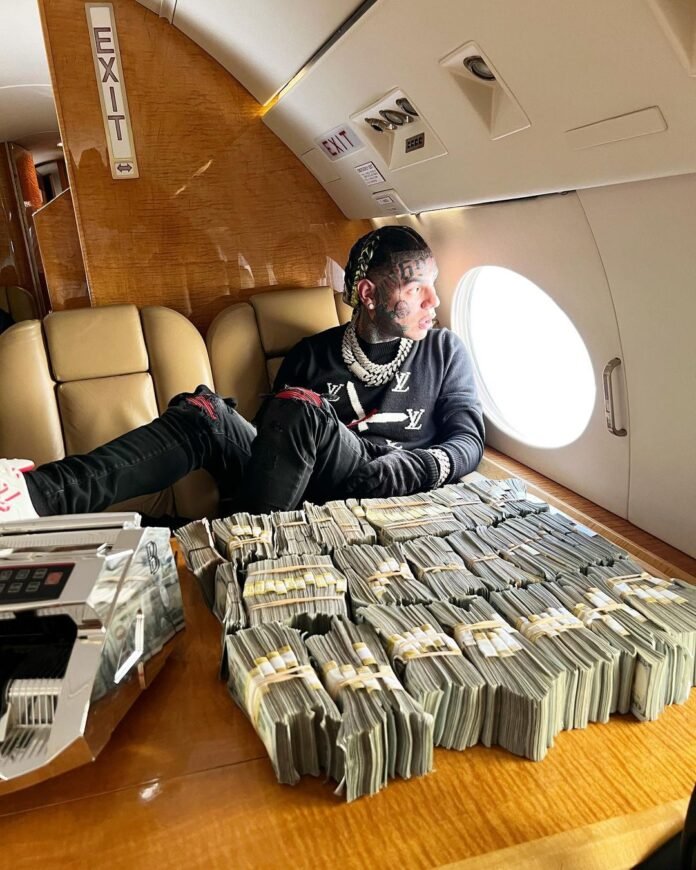 American Rapper Daniel Hernandez gives $100 notes to children in Uganda, Netizens spark controversy