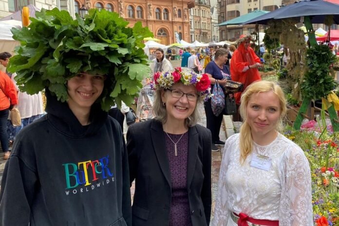US: Ambassador Ruta Elvikis visits Midsummer Herbal Market in Riga