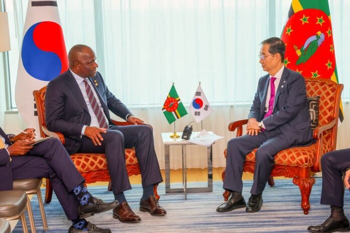 Dominica: PM Roosevelt Skerrit meets PM of South Korea Han Duk Soo on sidelines of CARICOM