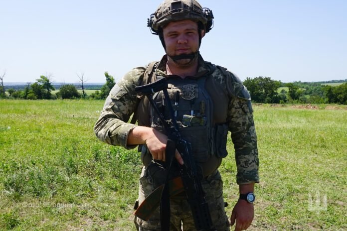 Armed General Forces of Ukraine: Doctor with injured hand saves brothers