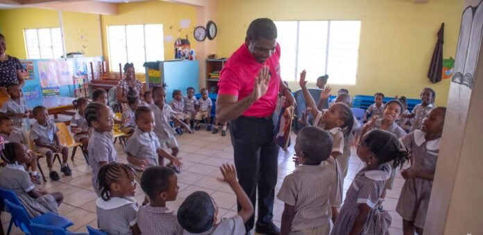 Prime Minister with the children, credits to PM's official Facebook page