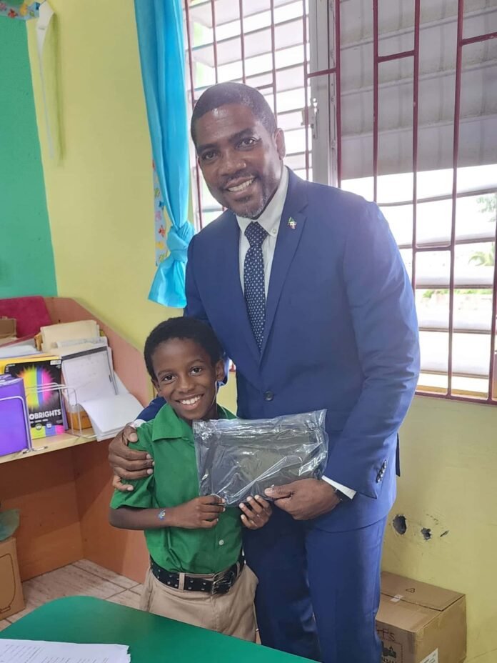 PM distributing tablets, credits to PM's official Facebook page