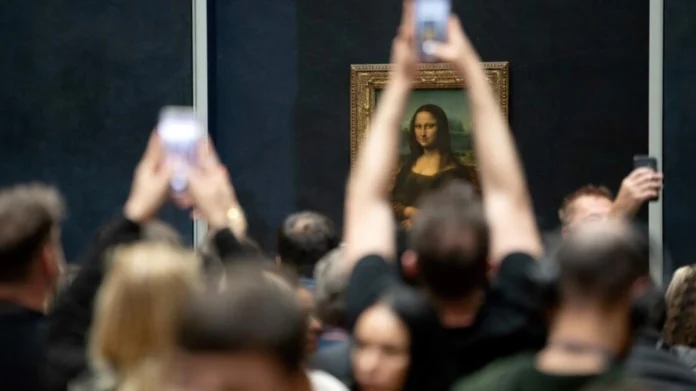 Currently housed in the museum's largest room, the Salle des Etats, the Mona Lisa shares space with works by 16th-century Venetian masters Currently housed in the museum's largest room, the Salle des Etats, the Mona Lisa shares space with works by 16th-century Venetian masters