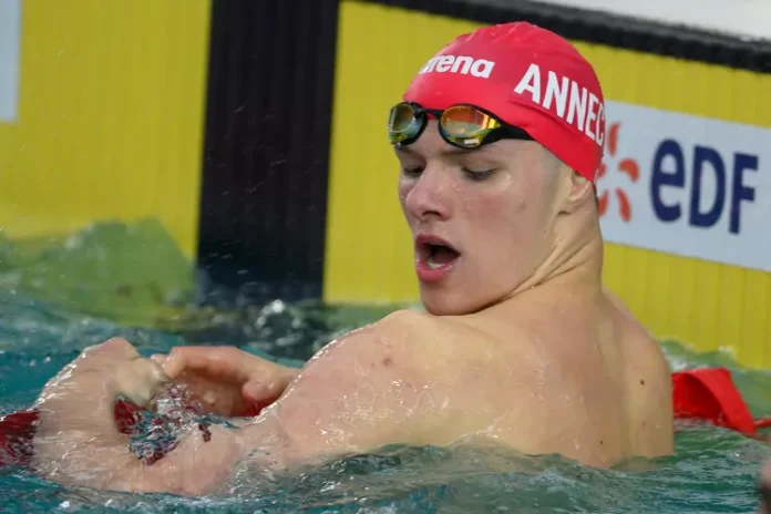 Witnesses recount the poignant moment when Fente-Damers, amidst cheers and applause from spectators, signaled towards his shoulder in evident pain