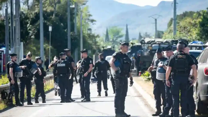 French gendarmes block a road in Mont-Dore, in France's Pacific territory of New Caledonia, on 19 September 2024. © AFP / DELPHINE MAYEUR