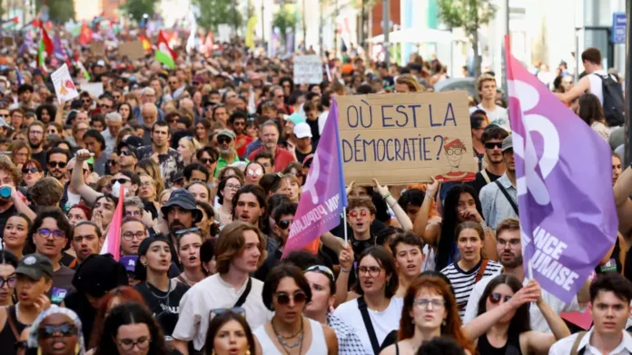 The rallies, organized in response to Macron's rejection of left-wing candidates for the position, drew approximately 110,000 participants nationwide, according to figures from the Interior Ministry