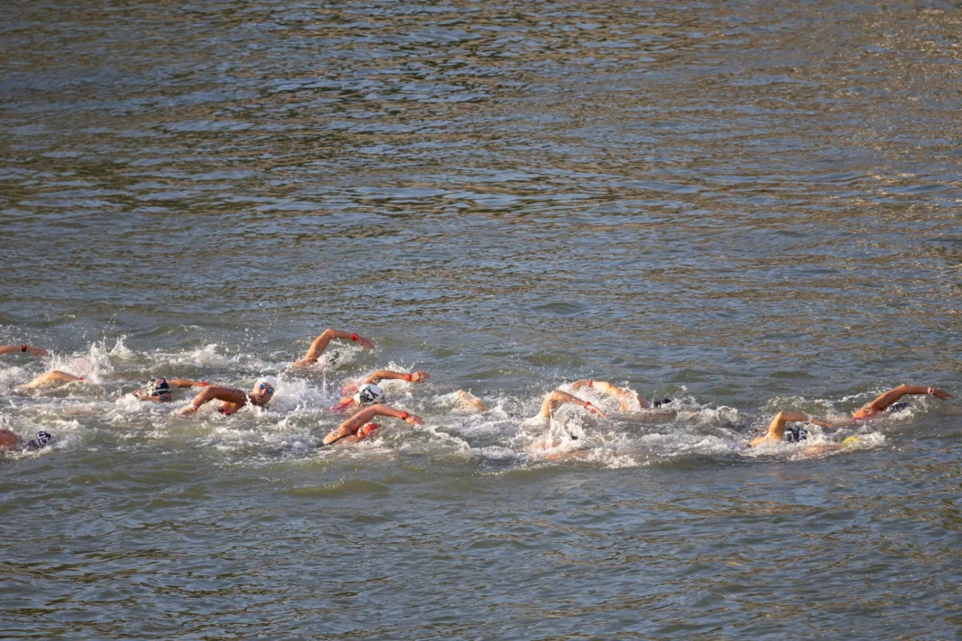 Women marathon swimmers in the Seine river during the Paris 2024 Olympics. 8 August 2024. © Ville de Paris