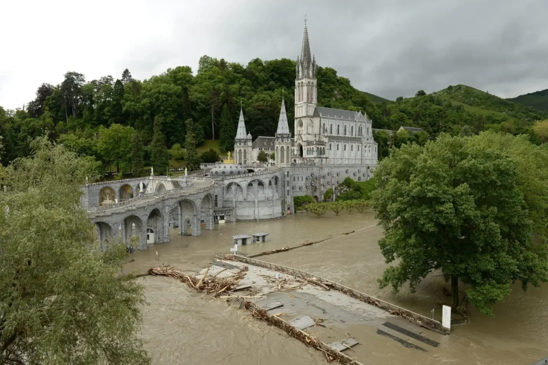 Local officials reported that the evacuation affected both pilgrims and residents from adjacent hotels and campsites, who were relocated to safer areas as a precaution