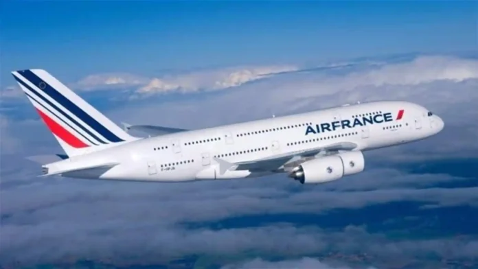 The airline clarified that the pilots of flight AF662 observed the missiles in the night sky from the cockpit, as reported by LCI television