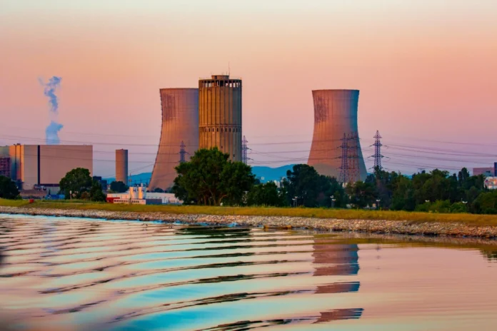 The French government has postponed its decision on financing six new-generation nuclear reactors, shifting the anticipated approval from December 2024 to early 2025