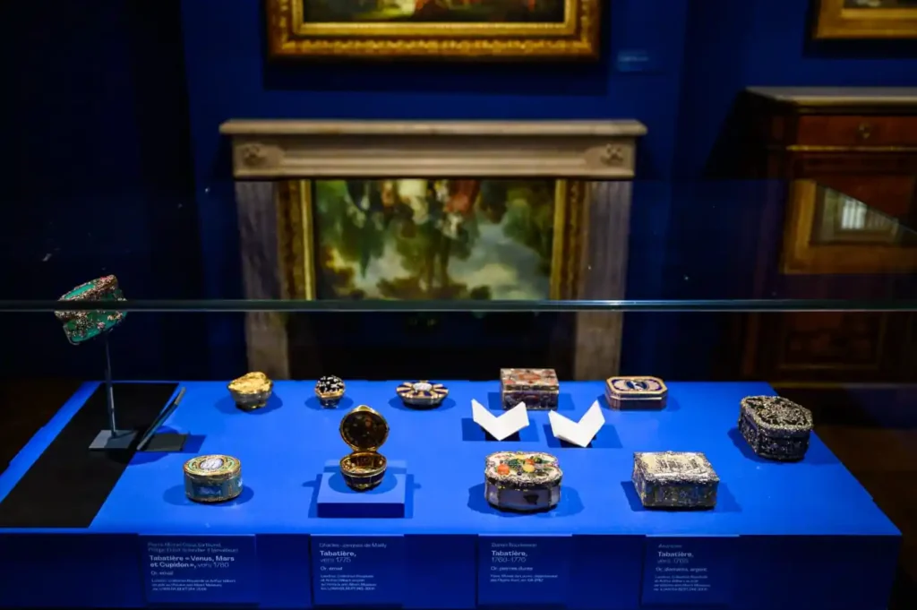 The culprits smashed display cases with axes and baseball bats, targeting items from the museum's highly acclaimed exhibition, Luxe de poche ("Pocket Luxury")