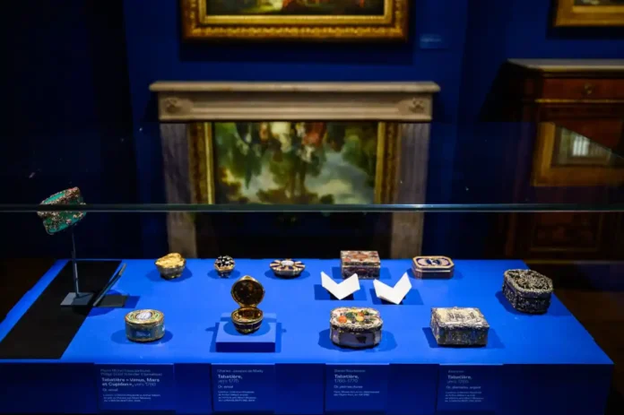 The culprits smashed display cases with axes and baseball bats, targeting items from the museum's highly acclaimed exhibition, Luxe de poche ("Pocket Luxury")