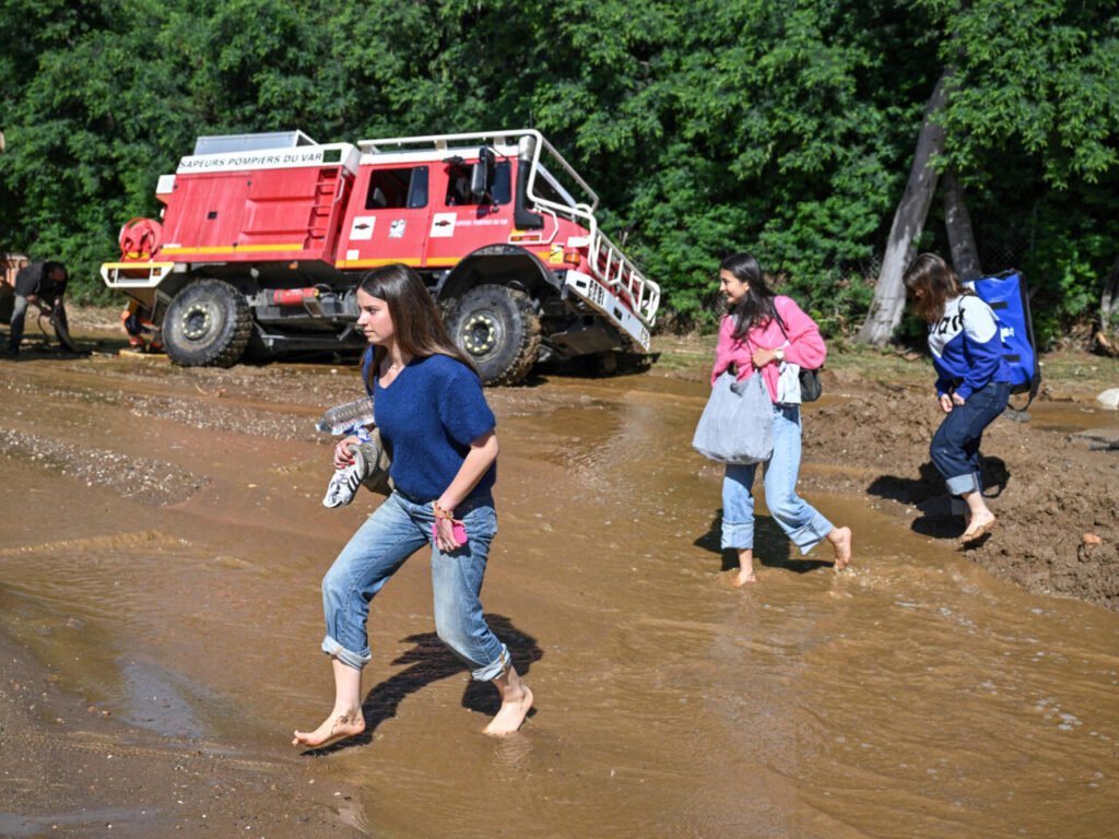 In the coastal town of Le Lavandou in the Var department, the couple was killed when their vehicle was swept away by floodwaters. Authorities reported that the woman’s body remained trapped in the wreckage of the submerged car, while an investigation into the cause of death has been launched