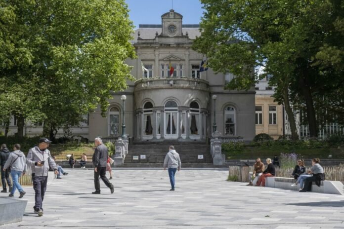 A llama-themed poster in Ixelles warns residents that spitting in public is illegal and punishable by fines up to €500